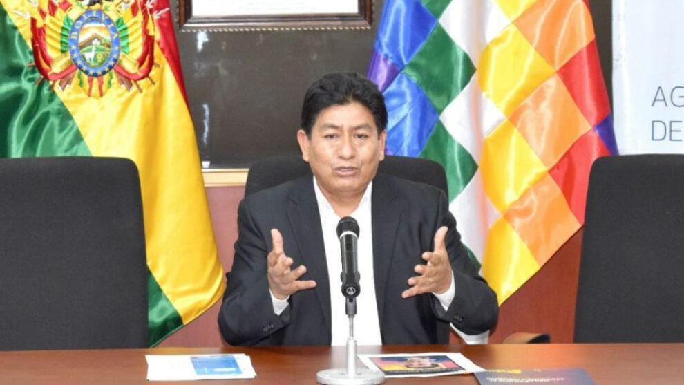 Debate público sobre símbolos patrios entre Edgar Montaño y Rómulo Calvo