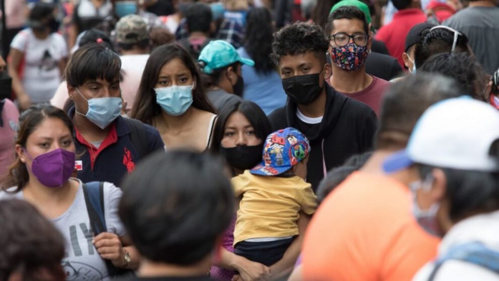 Personas con barbijos para protegerse contra el coronavirus en Bolivia