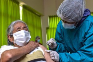 Tercera dosis anticovid para personas con enfermedad de base y mayores de 60 años