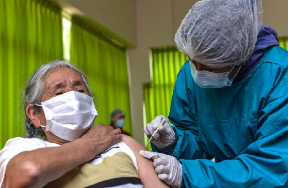 Tercera dosis anticovid para personas con enfermedad de base y mayores de 60 años