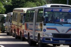 Transportes circulando en las calles de Santa Cruz sobre la Ley 1386