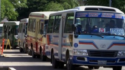 Transportes circulando en las calles de Santa Cruz sobre la Ley 1386