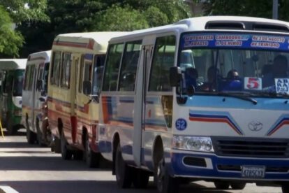 Transportes circulando en las calles de Santa Cruz sobre la Ley 1386