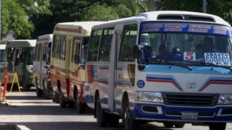 Transportes circulando en las calles de Santa Cruz sobre la Ley 1386