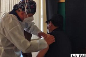 Una persona es vacunada con la tercera dosis