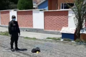 Uniformado encuentra dinero en la calle 14 de Calacoto