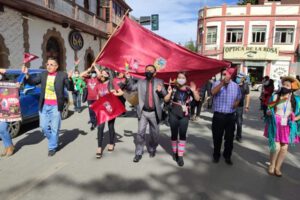Autoridades de Cultura encabezan el desfile del Festival Nacional de la Canción Boliviana