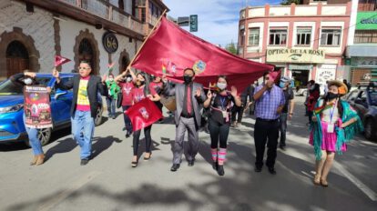 Autoridades de Cultura encabezan el desfile del Festival Nacional de la Canción Boliviana