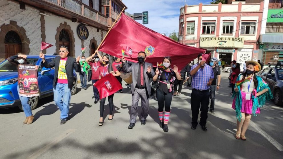 Autoridades de Cultura encabezan el desfile del Festival Nacional de la Canción Boliviana