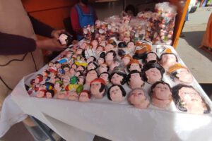 Feria de Todos Santos con vendedoras esperando el incremento de las ventas