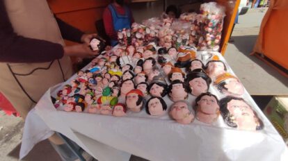 Feria de Todos Santos con vendedoras esperando el incremento de las ventas