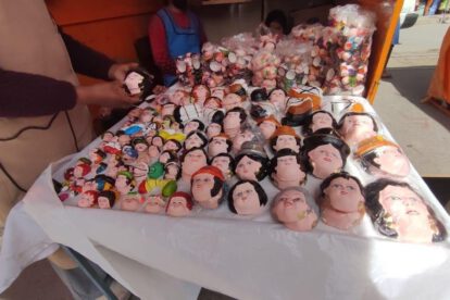 Feria de Todos Santos con vendedoras esperando el incremento de las ventas