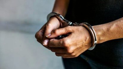 Hombre con esposas por asesinato en Beni