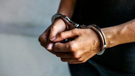 Hombre con esposas por asesinato en Beni