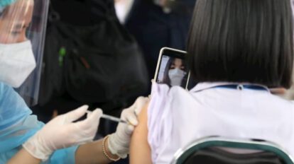 Personal médico inmunizando a un joven contra el Covid-19