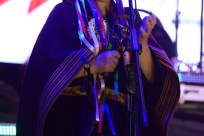 Integrante del Grupo Femenino Esencia de Chuquisaca en el Festival Nacional de la Canción Boliviana