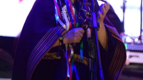 Integrante del Grupo Femenino Esencia de Chuquisaca en el Festival Nacional de la Canción Boliviana