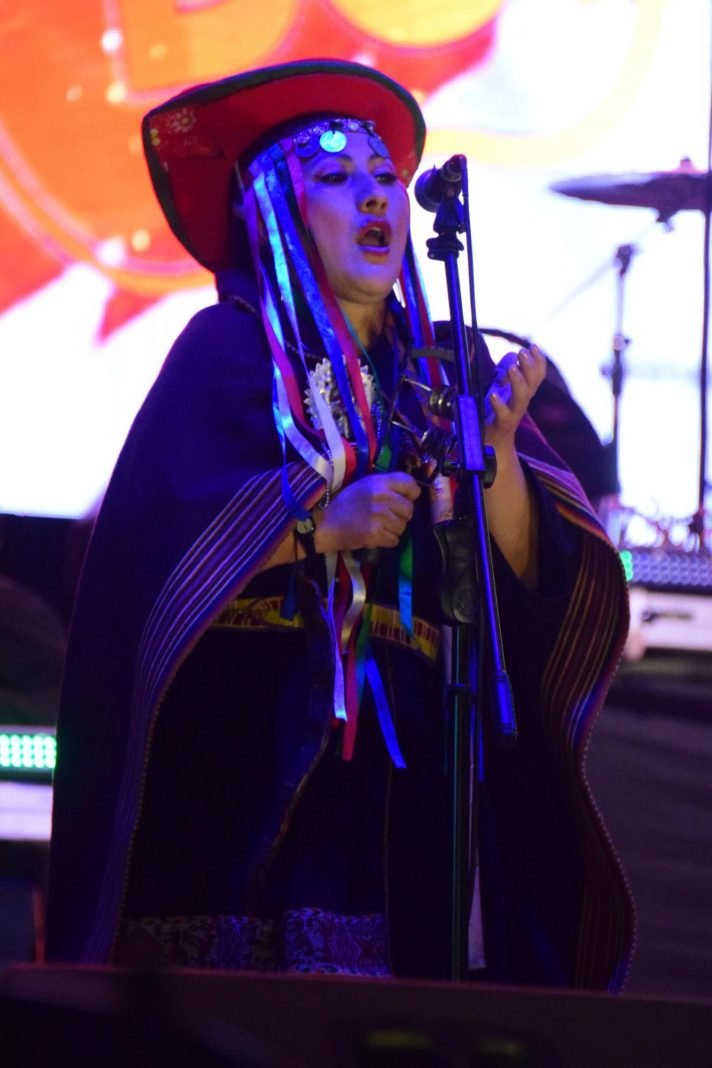 Integrante del Grupo Femenino Esencia de Chuquisaca en el Festival Nacional de la Canción Boliviana