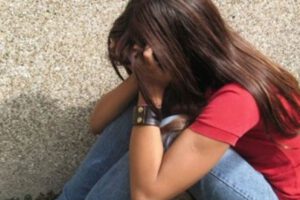 Menor de 11 años violada por el papá de su padrastro continuará con el embarazo