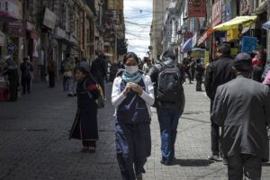 Joven usa una máscara como precaución contra Covid-19 en el centro de La Paz