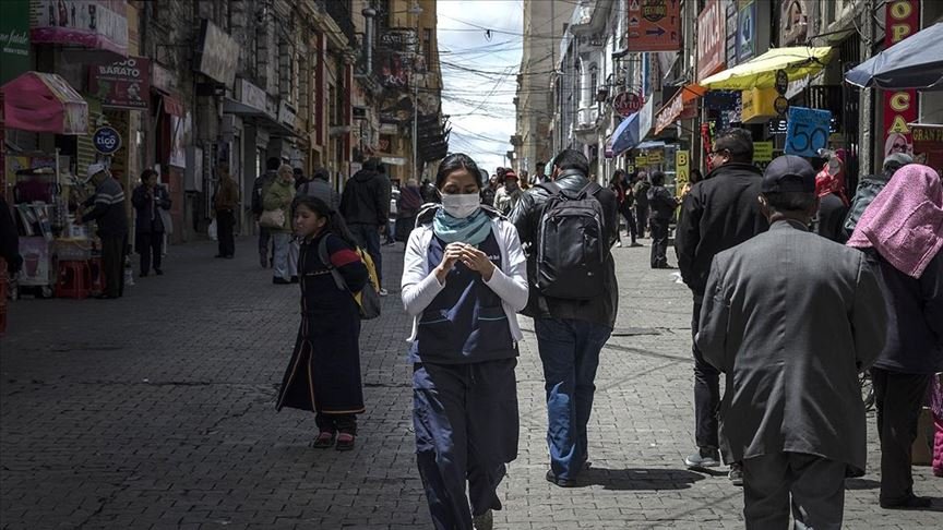 Joven usa una máscara como precaución contra Covid-19 en el centro de La Paz