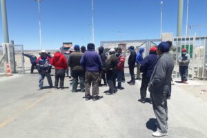 Camiones bolivianos bloquean en Colchane