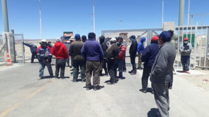Camiones bolivianos bloquean en Colchane