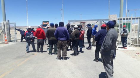 Camiones bolivianos bloquean en Colchane
