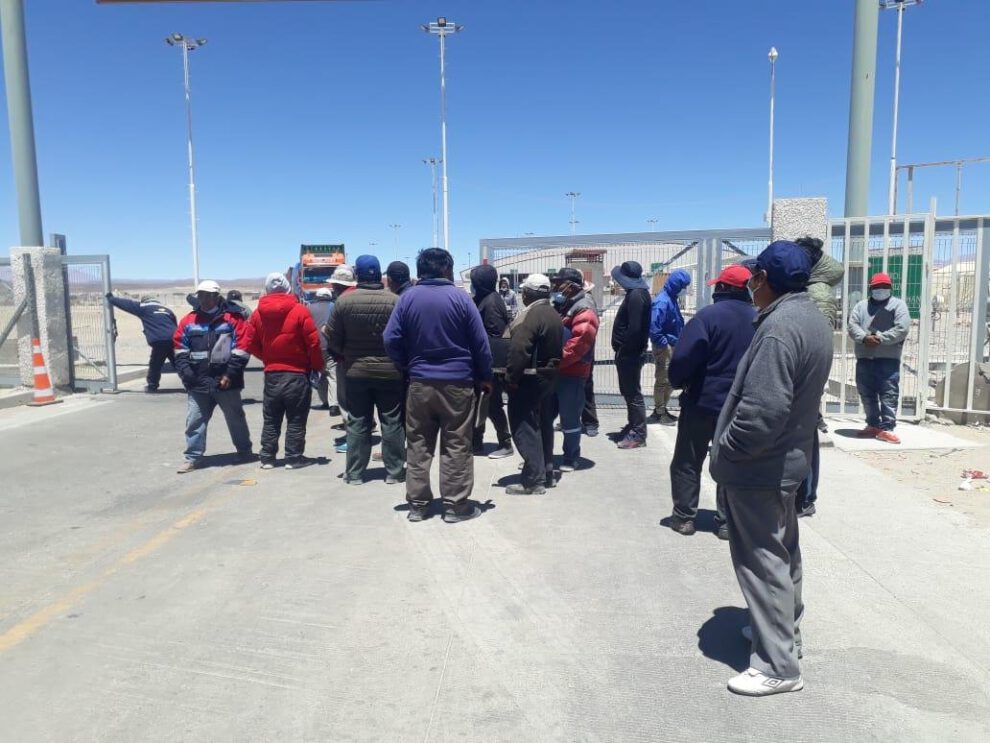 Camiones bolivianos bloquean en Colchane