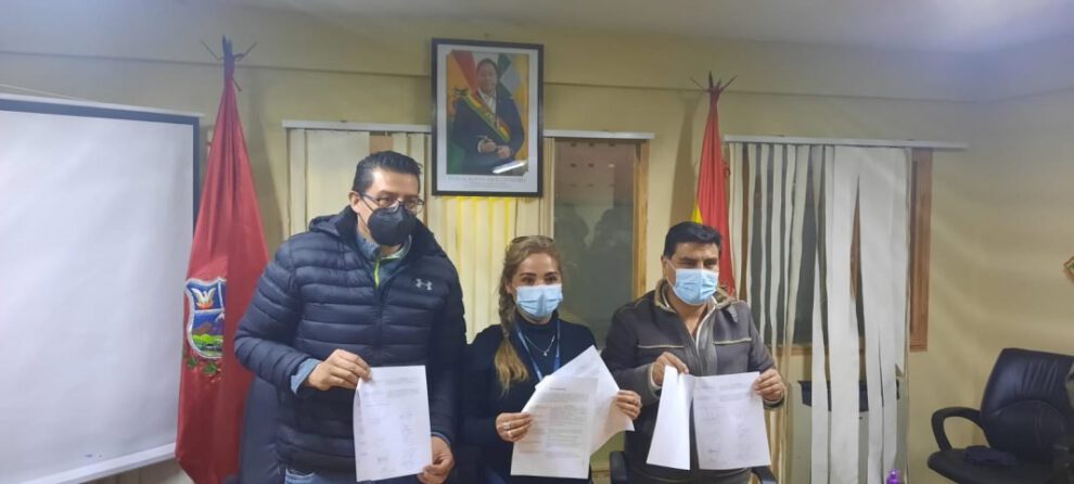 Transporte pesado levanta bloqueo en Pisiga