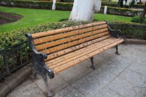 Deterioro del ornato público en la Plaza 10 de Febrero