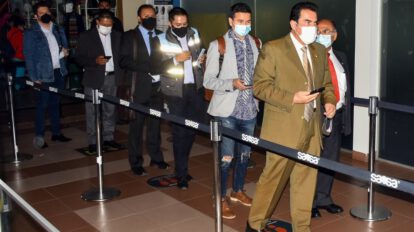 Manfred Reyes Villa llega a La Paz para reunirse con ministros de Salud y Obras Públicas