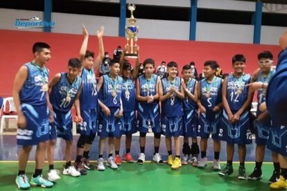 Oruro campeón nacional baloncesto U-15 con el trofeo