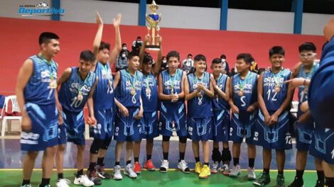 Oruro campeón nacional baloncesto U-15 con el trofeo