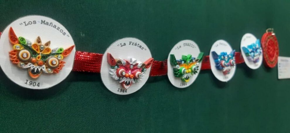 Exposición Corazón de Botón con obras de arte en técnica de filigrana de papel