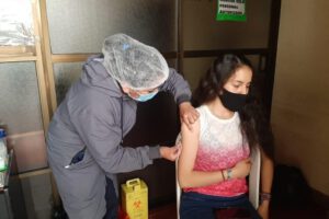 Vacunación en Oruro con terceras dosis de AstraZeneca