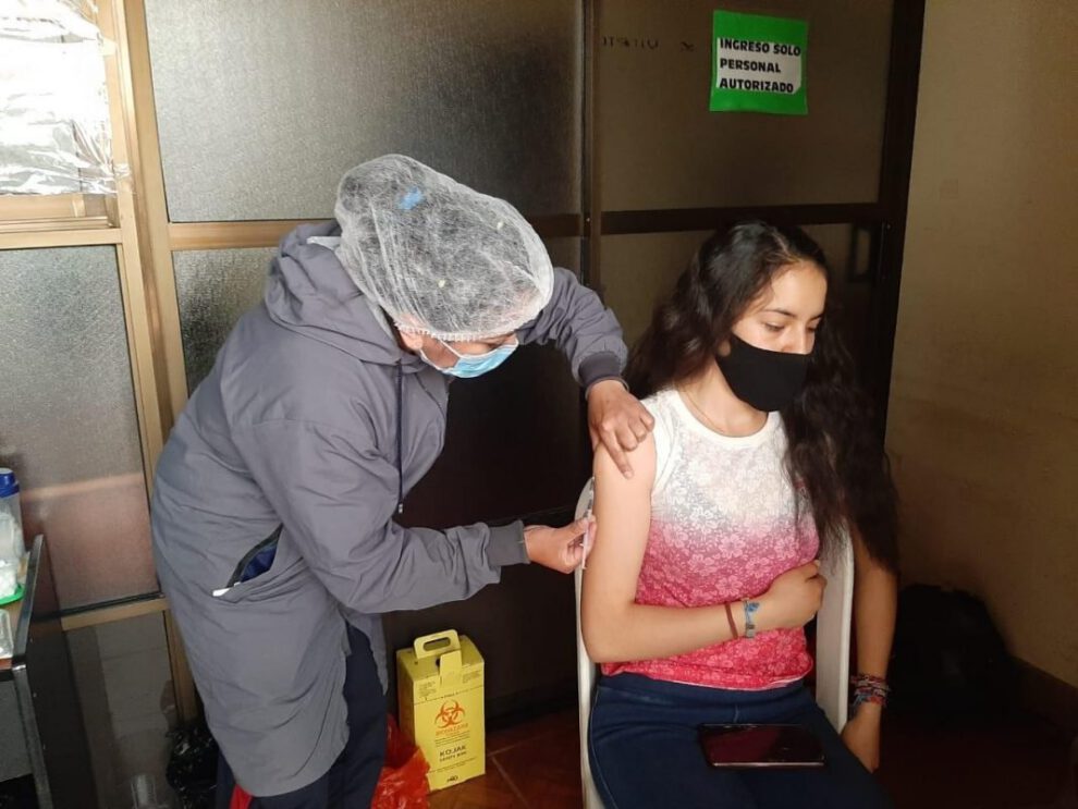 Vacunación en Oruro con terceras dosis de AstraZeneca