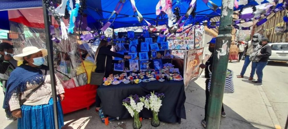 Víctimas de la injusticia arman tumba simbólica frente al TDJO