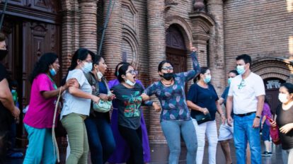 Mujeres Creando causan alboroto en misa en la Catedral de Santa Cruz