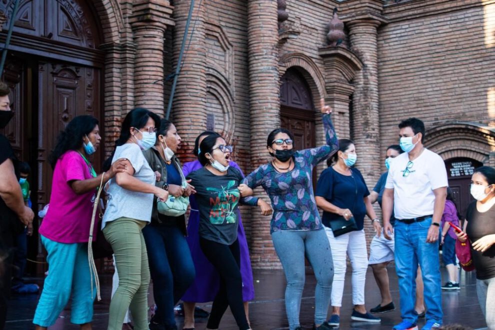 Mujeres Creando causan alboroto en misa en la Catedral de Santa Cruz