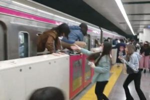 Ataque con cuchillo en tren de Tokio