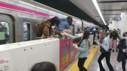 Ataque con cuchillo en tren de Tokio