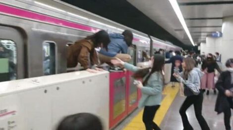 Ataque con cuchillo en tren de Tokio