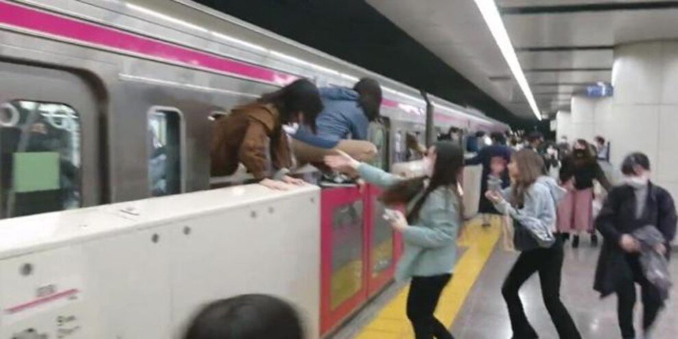 Ataque con cuchillo en tren de Tokio