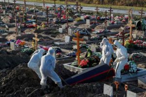 El entierro de una víctima del Covid-19 en Rusia