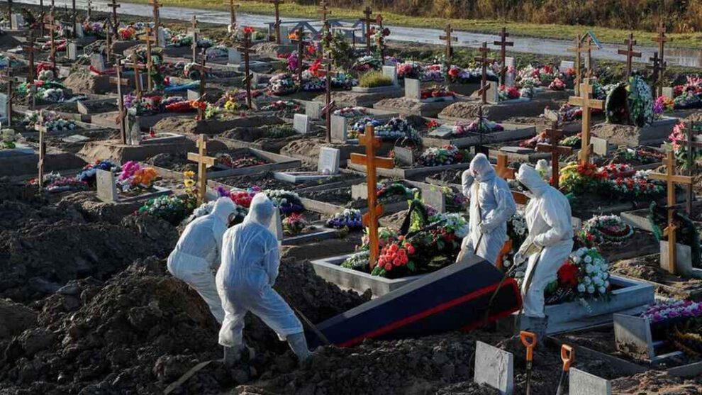 El entierro de una víctima del Covid-19 en Rusia