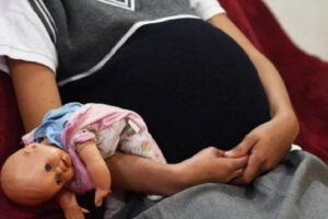 Menor embarazada y su madre discuten sobre el futuro del bebé