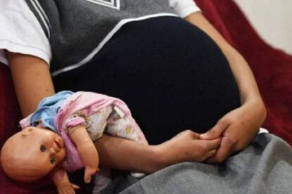 Menor embarazada y su madre discuten sobre el futuro del bebé