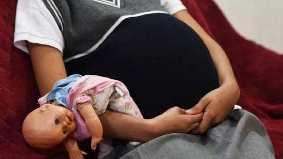 Menor embarazada y su madre discuten sobre el futuro del bebé