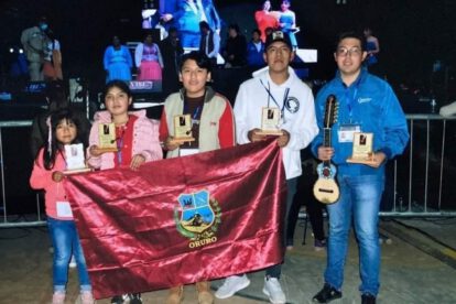 Premiación en la clausura del festival nacional del Charango